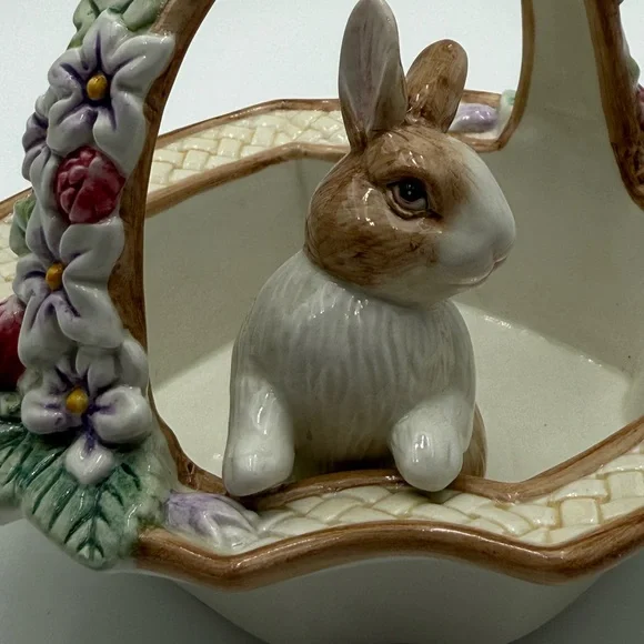 FITZ AND FLOYD ESSENTIALS BOTANICAL BUNNY BASKET WITH HANDLE - Picture 16 of 16